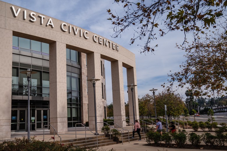 يعد Vista Civic Center في 27 ديسمبر 2023 بمثابة قاعة مدينة Vista.